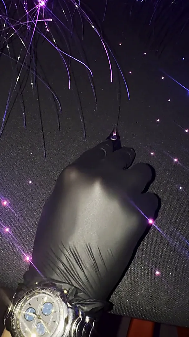 Fibras ópticas iluminadas durante la instalación de un techo