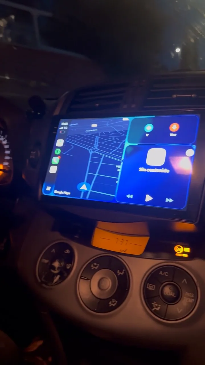 Pantalla con CarPlay y Google Maps instalada en el salpicadero