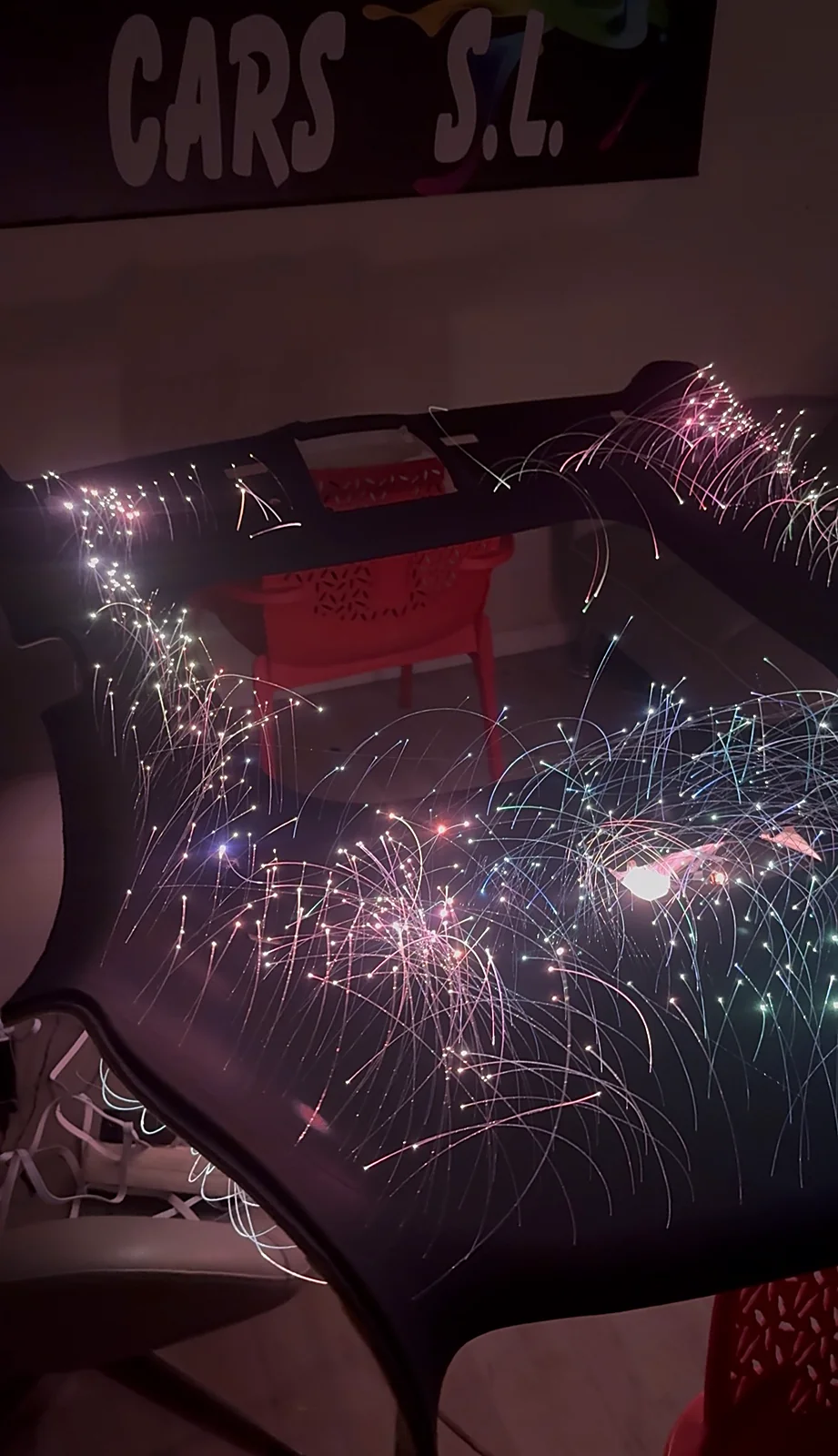 Detalle de cientos de fibras ópticas iluminadas sobre el techo desmontado