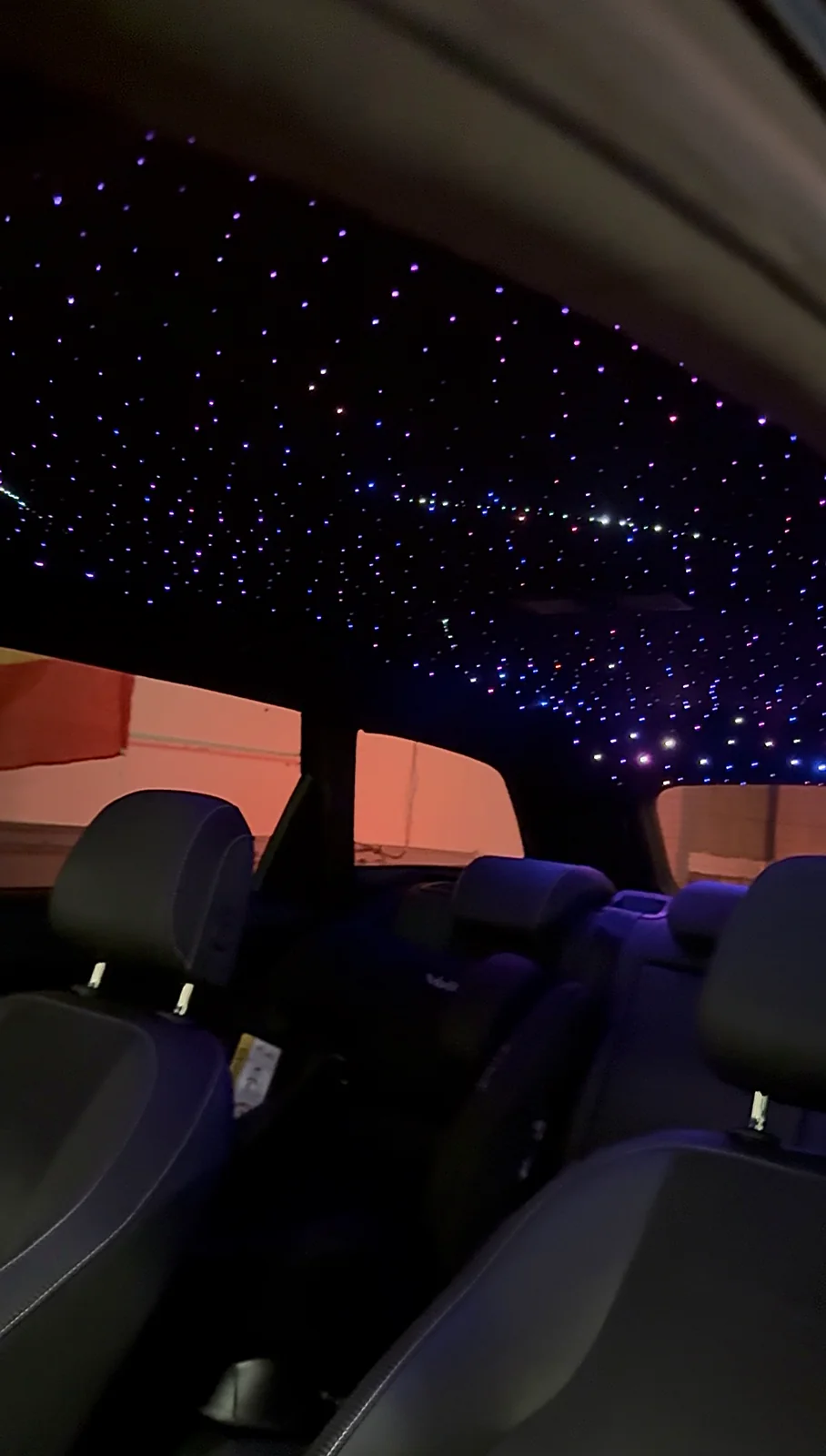 Techo estrellado de fibra óptica instalado en el interior de un coche