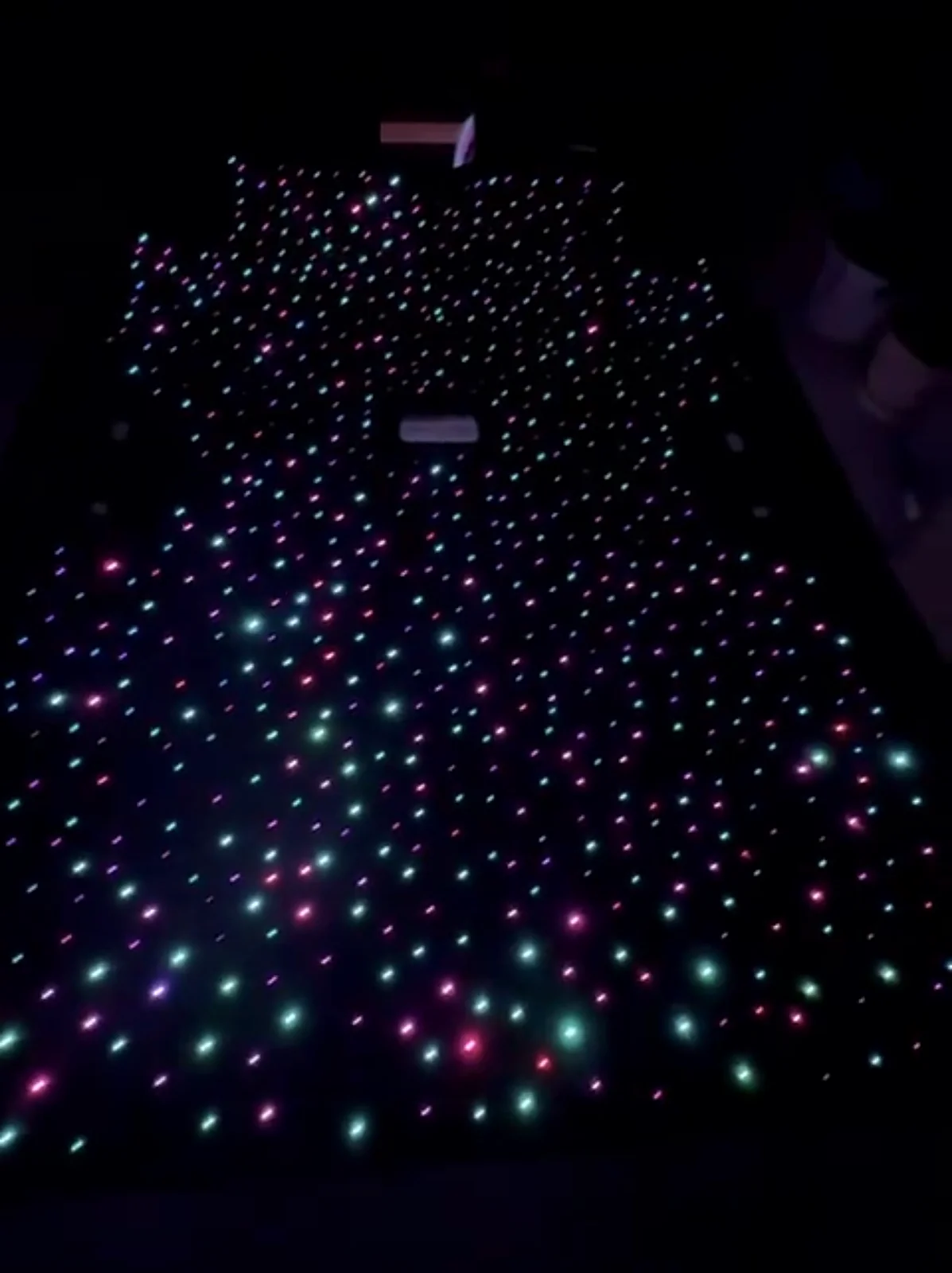 Techo completo iluminado con puntos de colores en la oscuridad