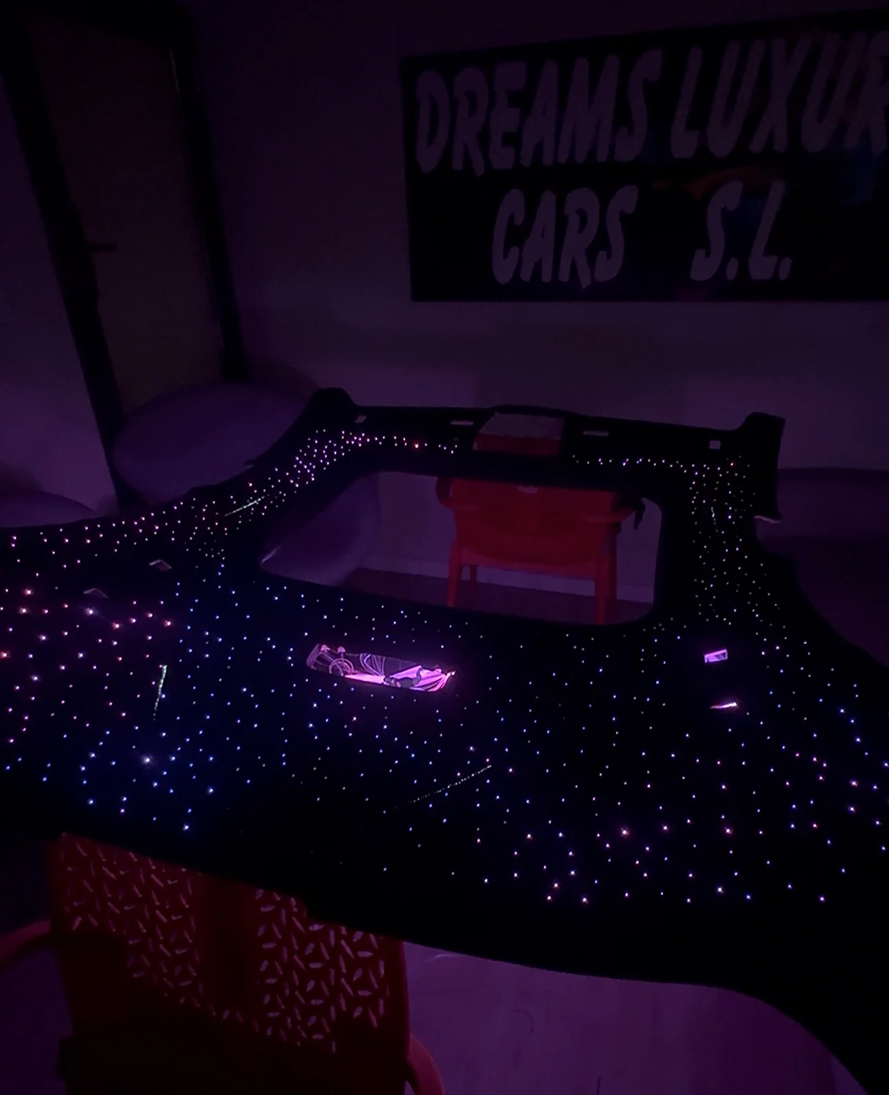 Techo de coche con estrellas encendidas durante el montaje en el taller